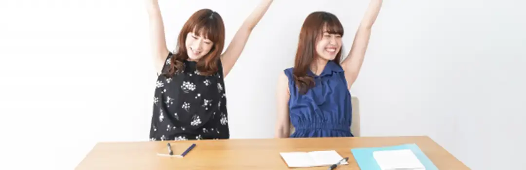 申請書類から解放された二人の女性の写真