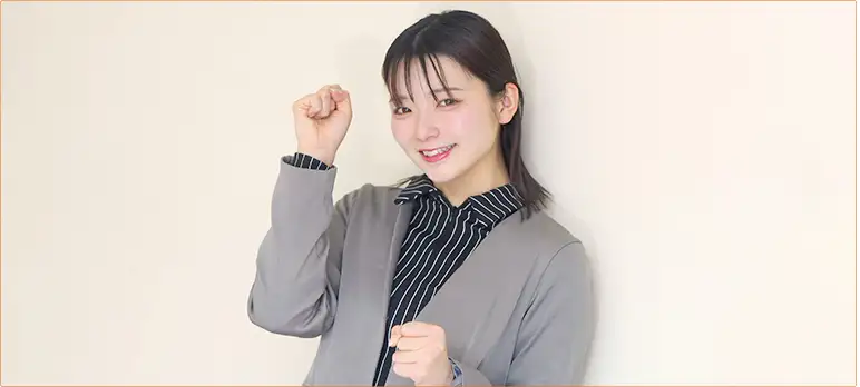 高田馬場エリアの物件を案内する不動産会社の女性スタッフ。タブレットで間取り図を提示しながら、明るい笑顔でお客様へ理想の住まいを提案している様子。